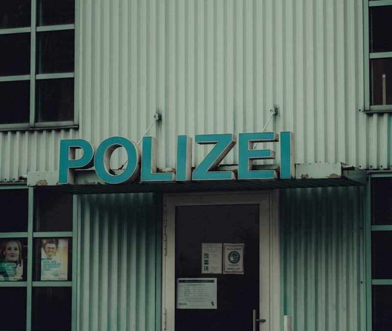 Contrôle de police : tes droits et devoirs d&rsquo;escort en 2025